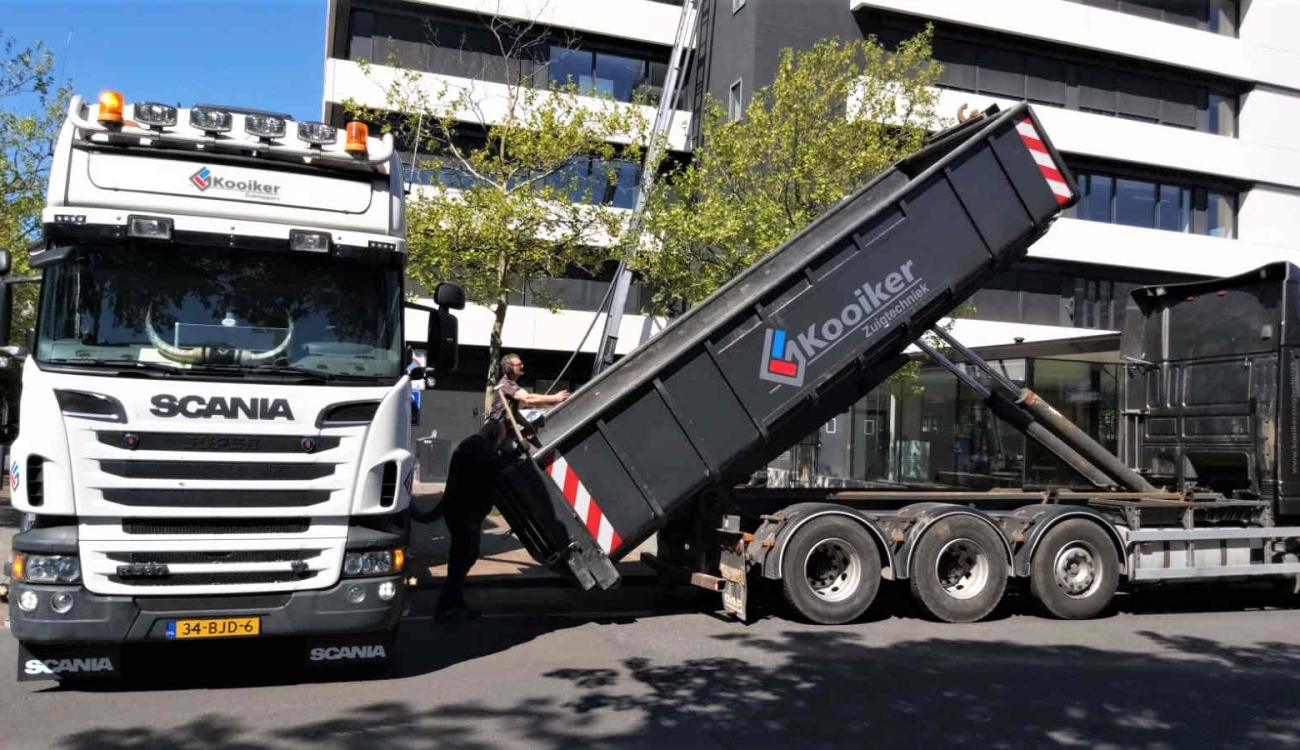 Blaascombinatie en containerauto bij stadhuis Assen