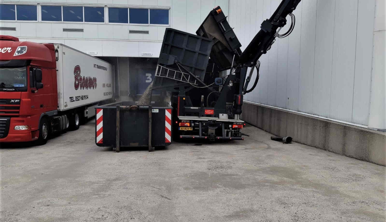 Legen van zuigwagen in container