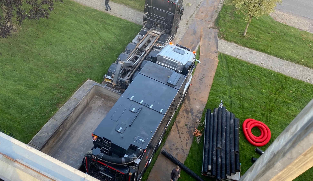 Opstelling zuigwagen en containerauto