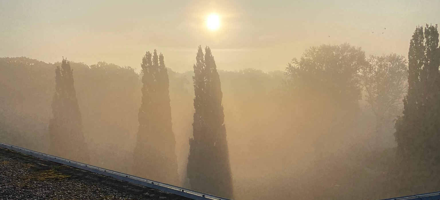 Uitzicht van dak bij grind zuigen