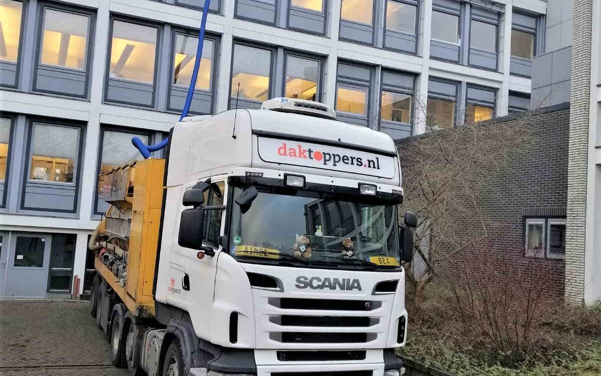 Zuigwagen daktoppers bij zuigen dakgrind