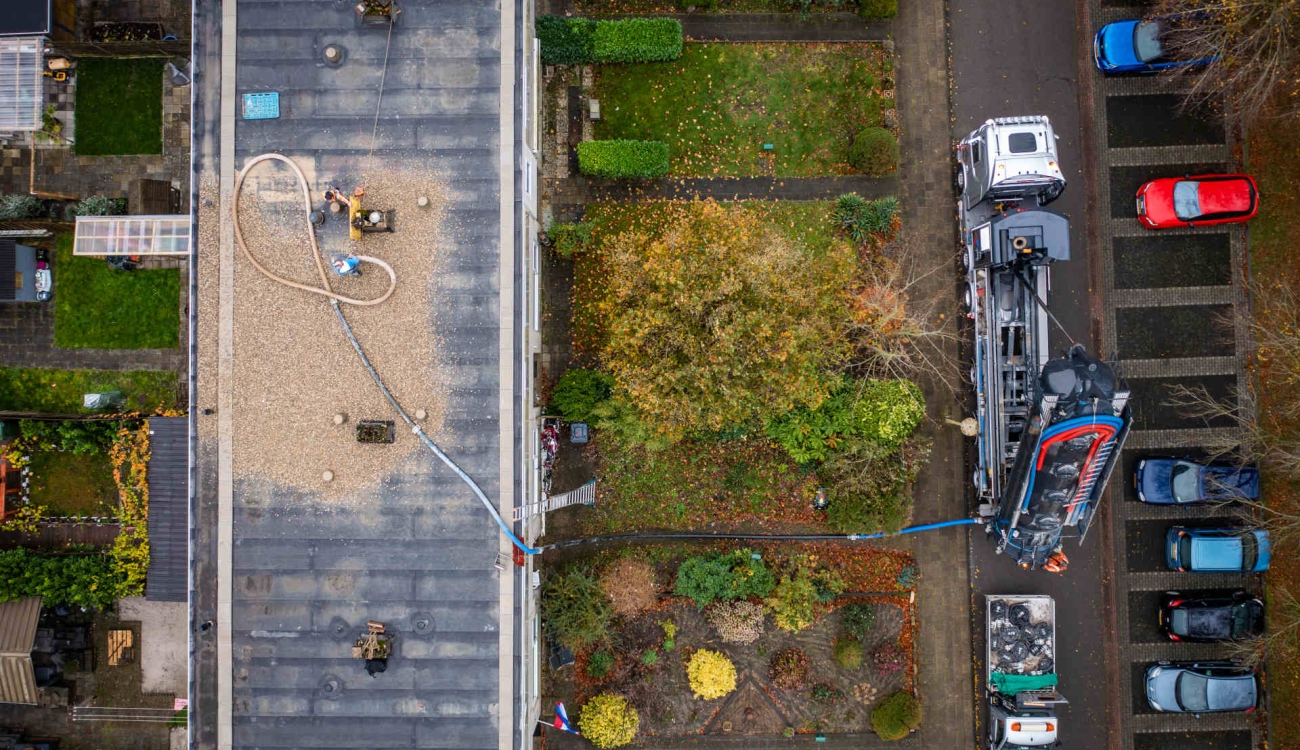 Helikopterview bij dakgrind blazen