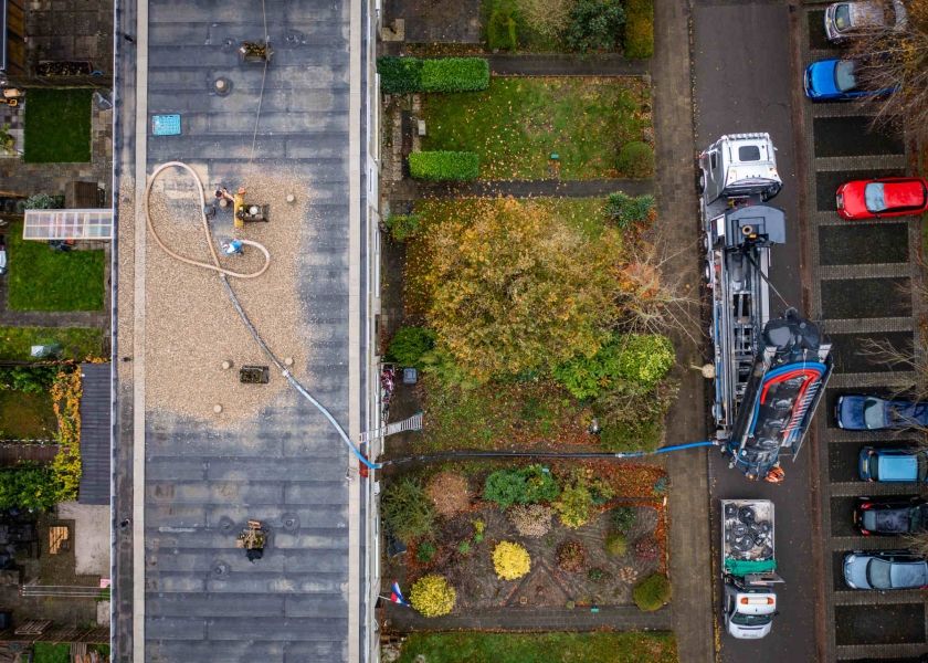 Helikopterview bij dakgrind blazen