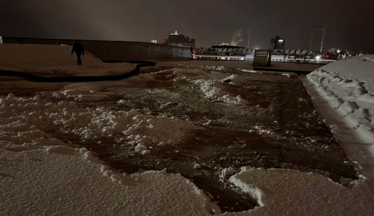 Dak sneeuwvrij maken met zuigtechniek