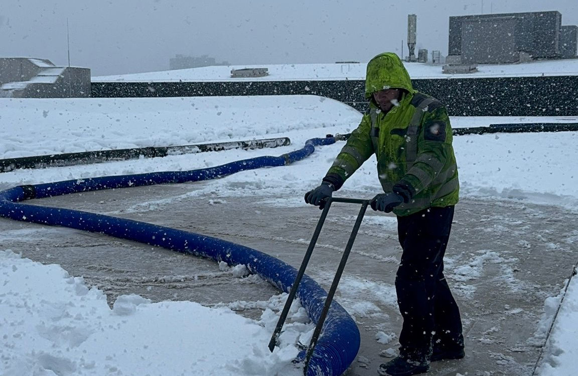 Sneeuw van dak verwijderen bedrijfspand