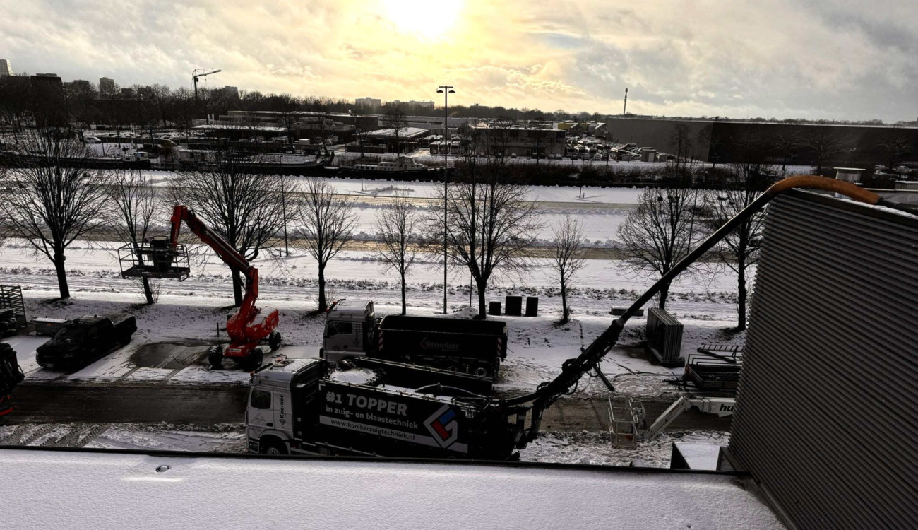 Sneeuw zuigen met vacuum zuigwagen