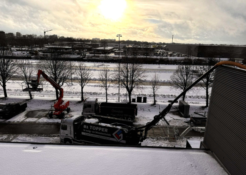 Sneeuw zuigen met vacuum zuigwagen