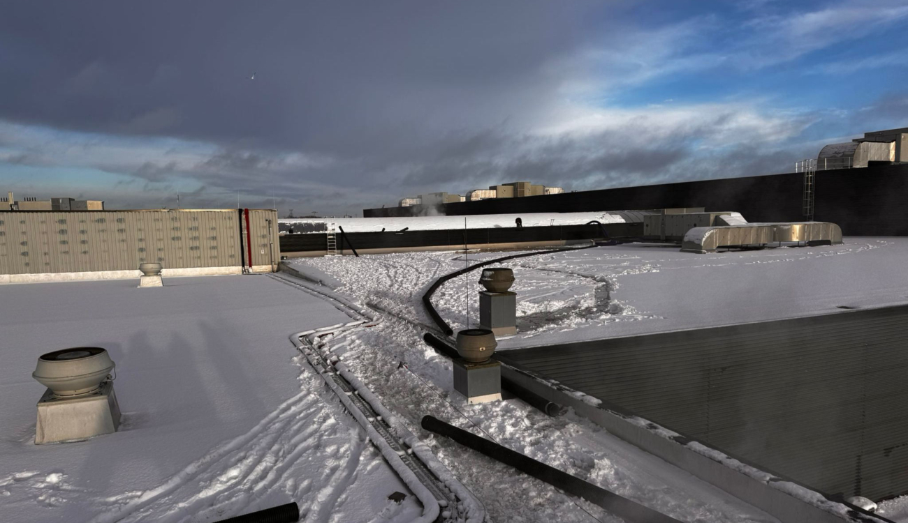 Sneeuwvrij maken dak bedrijfspand